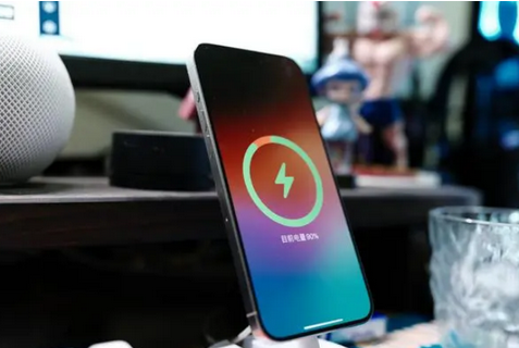 东城苹果15换屏服务分享用什么充电器给iPhone15充电更好 